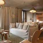 Mob House Hotel